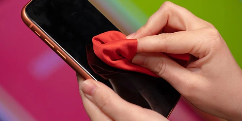 6 بهترین روش ضدعفونی کردن موبایل، لپ تاپ و ساعت هوشمند 3 6 بهترین روش ضدعفونی کردن موبایل، لپ تاپ و ساعت هوشمند