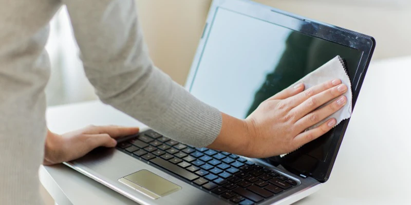 6 بهترین روش ضدعفونی کردن موبایل، لپ تاپ و ساعت هوشمند 4 6 بهترین روش ضدعفونی کردن موبایل، لپ تاپ و ساعت هوشمند